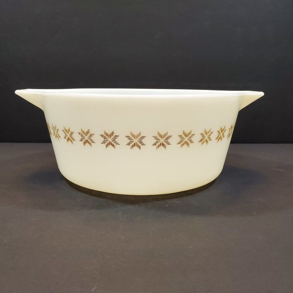 Pyrex 475-B Town and Country 2.5 Quart Casserole Gold on White Serving Dish